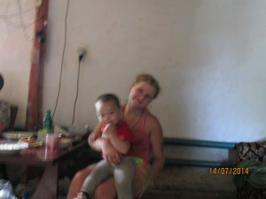 Кто не верит , Вот сестра мая, каторая на руках у сестры моего друга. Да фота старая ! Но это мая сестра