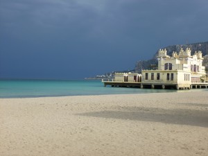 Помогайте мне советом срочно  - Вид_на_пляж_Монделло,_Палермо.jpg