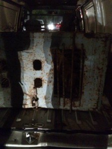 Этих малышей привезли недавно, с Янгиюльской отловки, они уже почти месяц у нас, до сих пор мы не можем их социализировать. Вот так возят хвостиков в отловку.